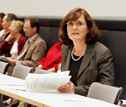 Bild: Ursula Mogg, SPD, sitzt an Tisch vor Unterlagen