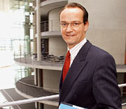 Gunther Krichbaum, CDU/CSU,  mit Unterlagen unter dem Arm