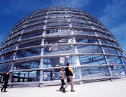 Bild: Die Kuppel des Reichstagsgebäudes mit Besuchern auf der Dachterrasse