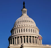 Bild: Die Kuppel des Capitols in Washington vor blauem Himmel