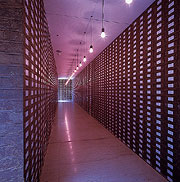 Zwei Wände aus Archivkästen bilden eine Gasse mit schwach beleuchteten Glühbirnen