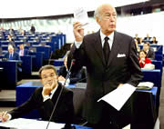 Der Konventsvorsitzende Valérie Giscard d'Estaing zeigt am 2. September 2003 im Europäischen Parlament die erste gedruckte EU-Verfassung.