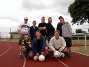 Der Abgeordnete Klaas Hübner posiert mit jugendlichen Fußballern für ein Mannschaftsfoto.
