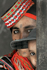 Mutter und Kind. Angehörige einer Minderheit in Pakistan.