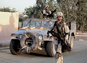 Amerikanische Soldaten mit einem Militärfahrzeug im Irak.