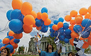 Bürger demonstrieren mit bunten Luftballons vor dem Reichstagsgebäude für ein EU-Referendum.