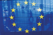 Blick durch eine transparente EU-Fahne in das Europäische Parlament in Straßburg.