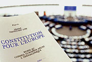 Die Titelseite des EU-Verfassungsentwurfs vor dem Plenum im Europäischen Parlament.