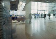 Bild: Blick in den Plenarsaal mit Spiegelungen