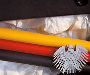 Bild: Bleistifte in den Farben Schwarz, Rot, Gold.