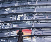 Bild: Die Kuppel des Reichstagsgebäudes mit der schwarz-rot-goldenen Fahne.