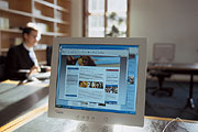 Bild: Die Internetseite von mitmischen.de auf einem Monitor.