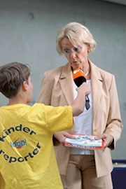 Bild: Ein Schülerreporter interviewt Bundestagsvizepräsidentin Susanne Kastner