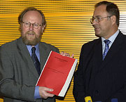 Der Vorsitzende des 1. Untersuchungsausschusses „Parteienfinanzierung“, Volker Neumann (SPD), übergibt Bundestagspräsident Wolfgang Thierse im Juli 2002 den Ausschussbericht.