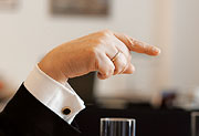 Bild: Eine Hand, die auf etwas hindeutet.