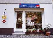 Bild: Der Eingang von Petra Merkels Wahlkreisbüro in Berlin Charlottenburg.