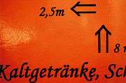 Bild: Orangefarbener Aufkleber mit der Aufschrift Kaltgetränke.