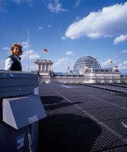 Bild: Claudia Stolz auf dem Dach. Im Hintergrund die Kuppel des Reichstagsgebäudes. 