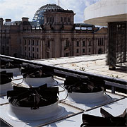 Bild: Ventilatoren auf dem Dach des Marie-Elisabeth-Lüders-Hauses