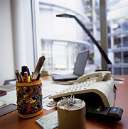 Bild: Schreibtisch von Michael Fuchs mit Telefon und chinesischem Stifthalter