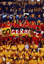 Bild: Sportfans mit ausgebreiteter deutscher Fahne im Stadion