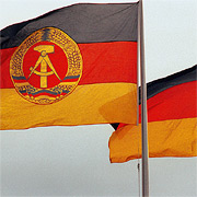 Bild: Flaggen der Bundesrepublik Deutschland und der DDR