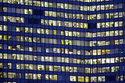 Bild: Nachtaufnahme eines Bürohochhauses mit vielen beleuchteten Fenstern