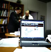 Bild: Aufgeklappter Laptop im Büro von Jörg Tauss.