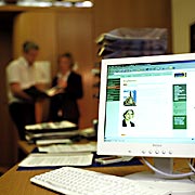 Bild: Computer mit Homepage auf dem Bildschirm im Büro von Antje Vogel-Sperl