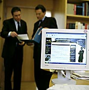 Bild: Computer mit Homepage auf dem Bildschirm im Büro von Hans-Joachim Otto