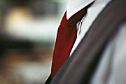 Bild: Detail einer roten gebundenen Krawatte.