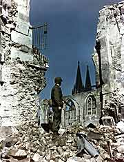 Bild: Ein US-Soldat steht 1945 im zerstörten Köln und blickt auf den Dom.