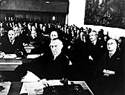 Bild: Konstituierende Sitzung des Parlamentarischen Rates, 1948. Im Vordergrund Konrad Adenauer.