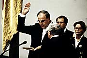 Bild: Helmut Kohl mit erhobener Hand