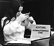 Bild: Christa Nickels im Plenarsaal mit einem Schild: Atomwaffenfreie Zone