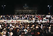 Bild: Menschenmassen vor dem Brandenburger Tor und auf der Mauer