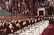 Bild: Langer Tisch mit Verträgen und Vertretern der Gründerstaaten
