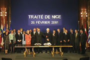 Bild: Die Unterzeichner stehen hinter dem Tisch