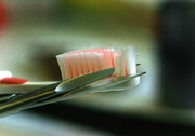 Bild: Schere schneidet Borsten einer Zahnbürste ab