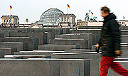 Bild: Mann vor den Stelen des Holocaust-Mahnmals