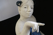 Bild: Mädchenskulptur aus weißen Ton