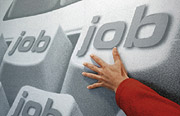 Bild: Eine Hand greift nach Tasten mit der Beschriftung: JOB