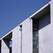 Bild: Überwachungskameras an grauer Betonfassade