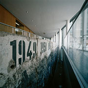 Bild: Mauerreste mit Jahreszahlen