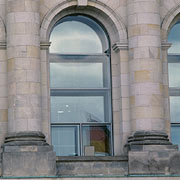 Bild: Hohes Fenster zwischen Säulen