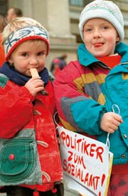 Bild: 2 Kinder mit Transparent: POLITIKER ZUM SOZIALAMT