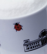Bild: Tasse, mit einem Käfer und dem Reichstagsgebäude bedruckt