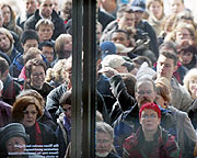 Bild: Besucher vor Glastür