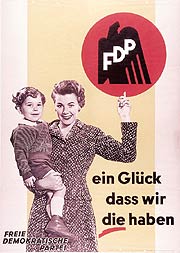 Bild: Mutter mit Sohn zeigt auf FDP und Text: Ein Glück dass wir DIE haben.