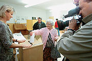 Bild: Alte Frau wirft Stimmzettel ein